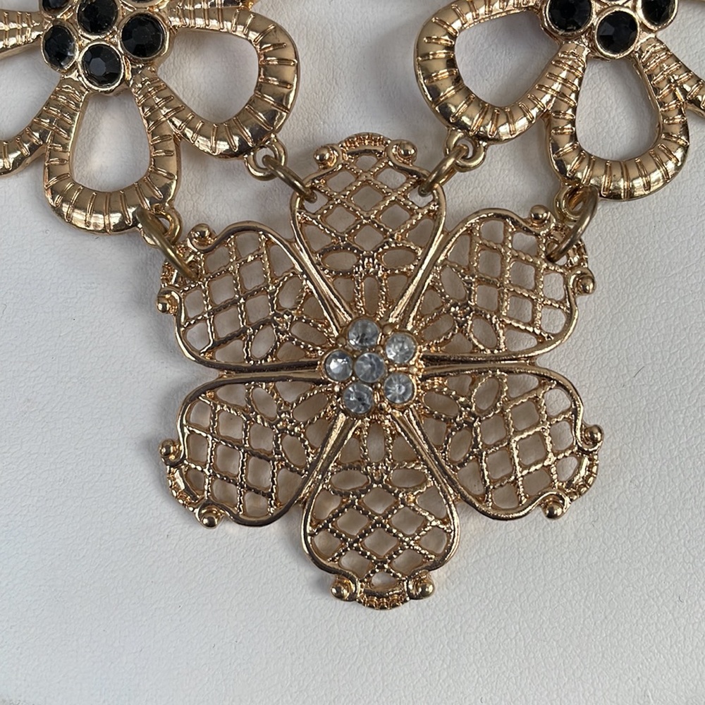 Pretty flower necklace NWOT - Picture 6 of 6